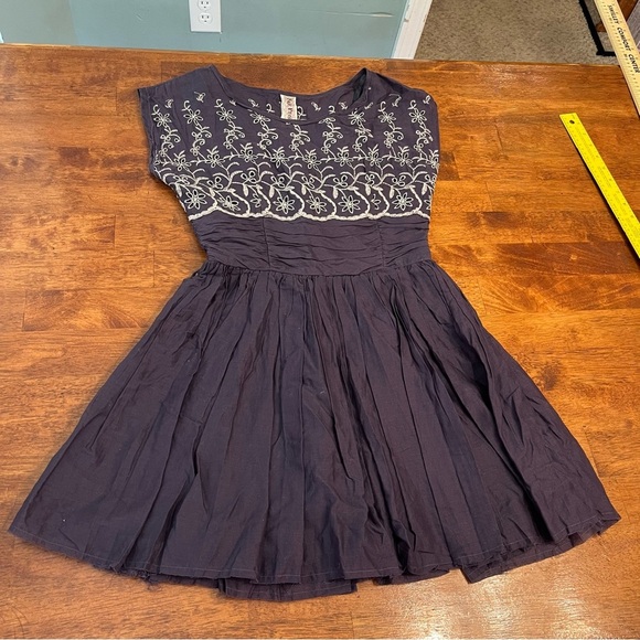 Free People Dark Purple gray Shirred Floral Embroidered Eyelet Dress Womens Sz 2 - Picture 1 of 7